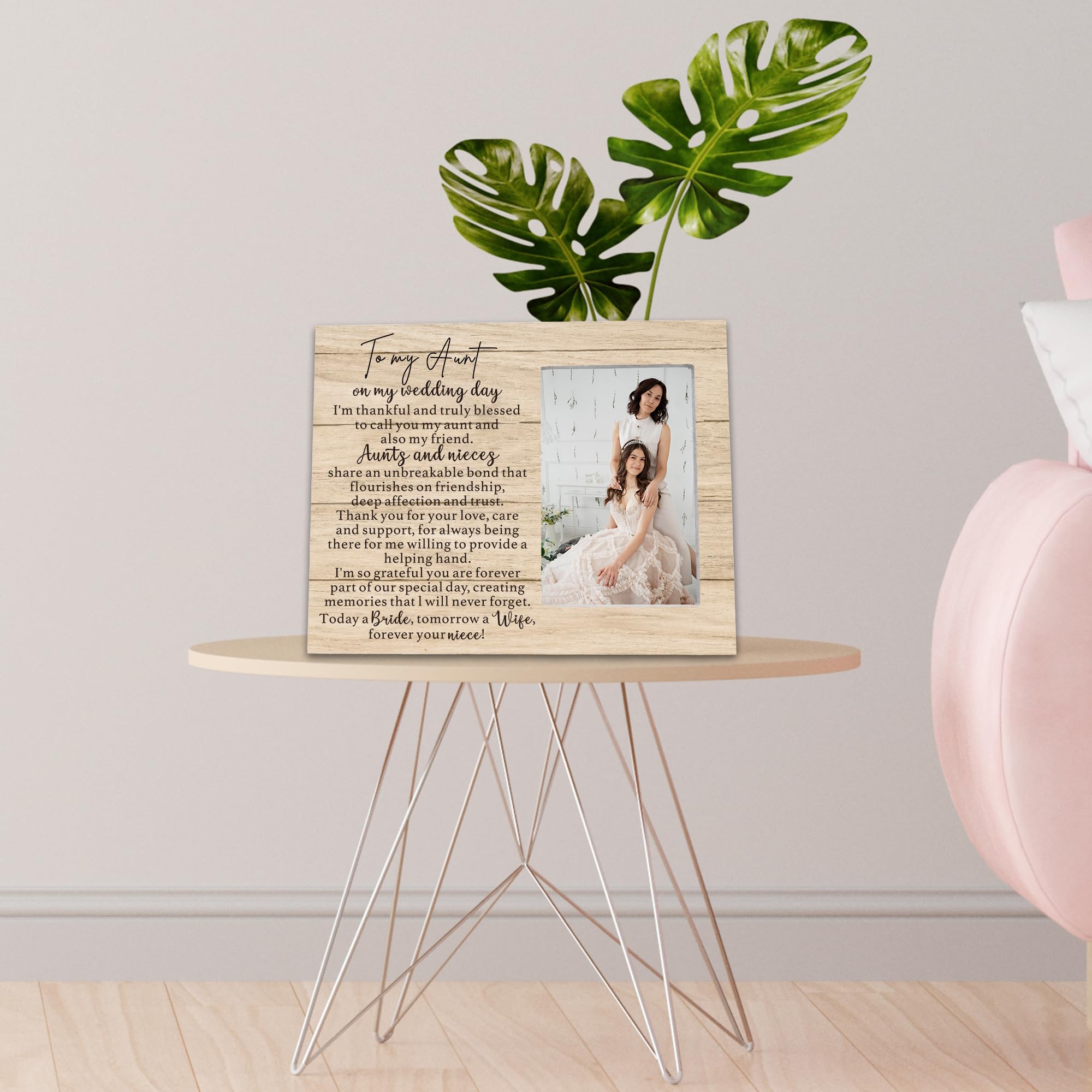 Wooden frame sign text dedicated to aunt and niece on wedding day