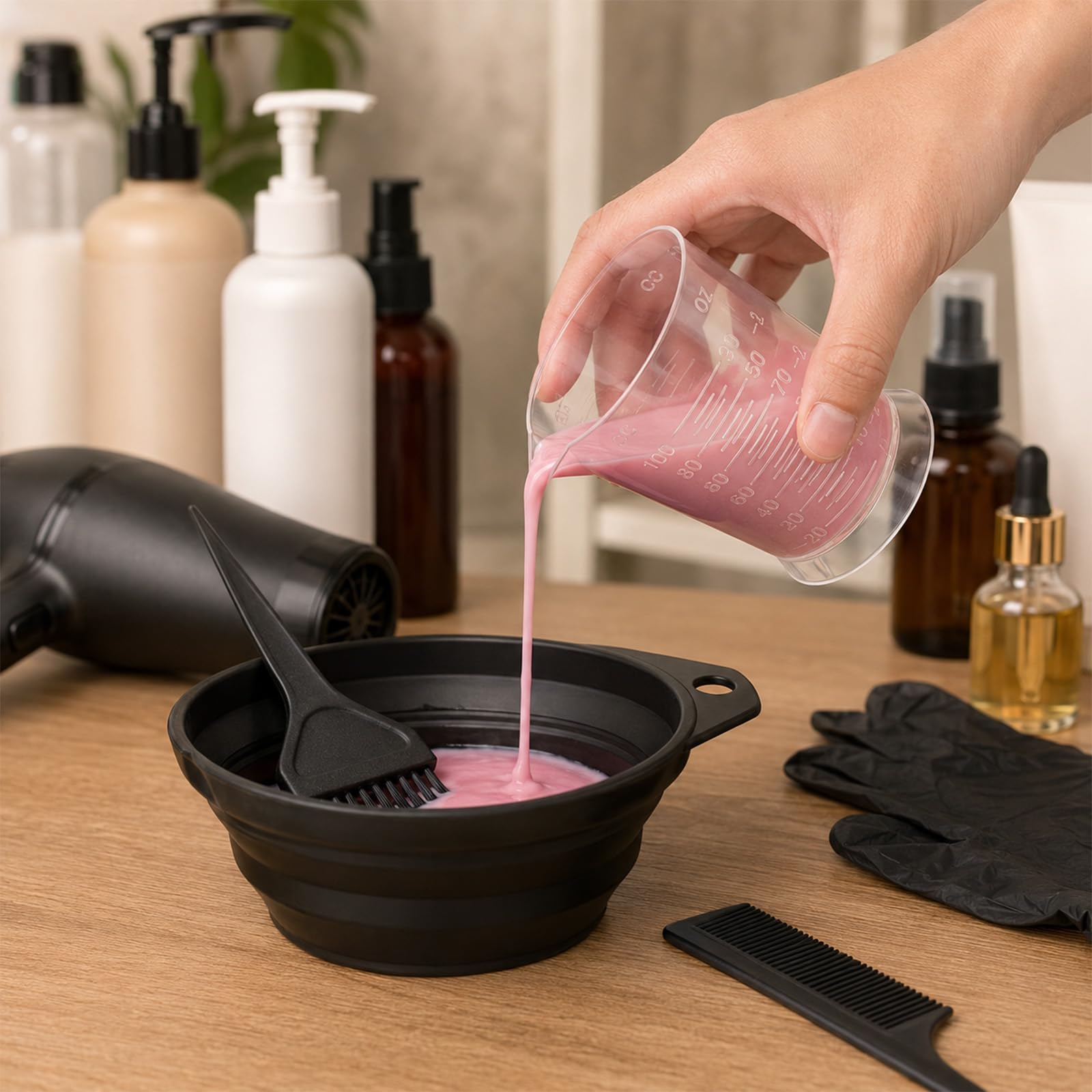 Smooth interior of plastic beaker for easy rinsing