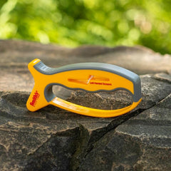 Floating ceramic rod adapts to scissors for precise sharpening left or right handed