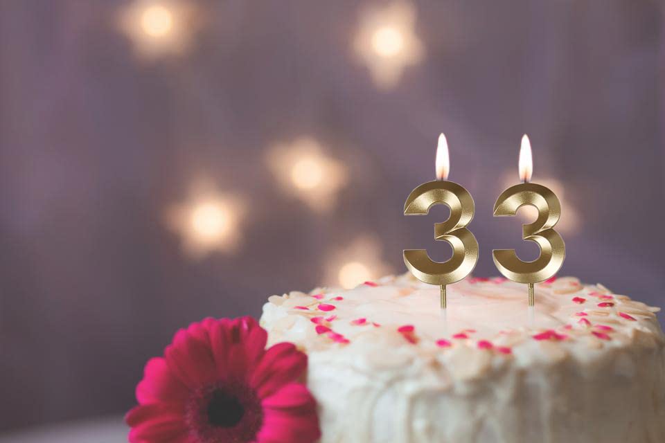 Smokeless non-toxic wax birthday candles in glitter gold