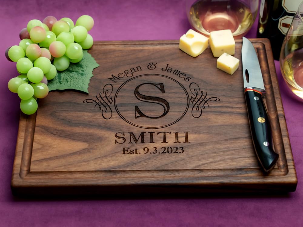 Straga engraved charcuterie board design no005 closeup