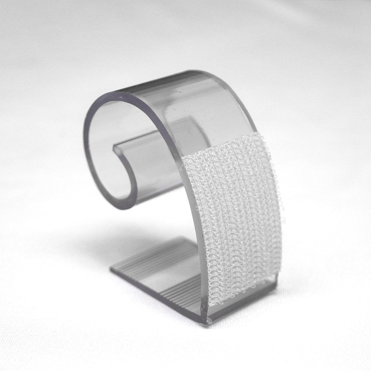 Durable plastic skirting clip for reuse