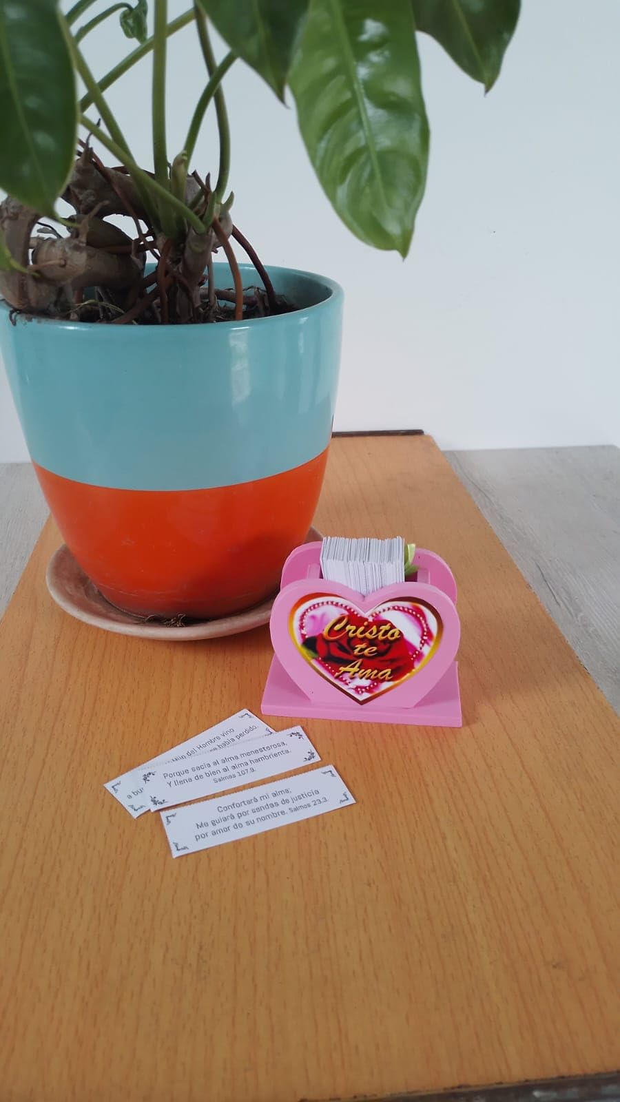 Caja con forma de corazón y tarjetas bíblicas para decorar oficina