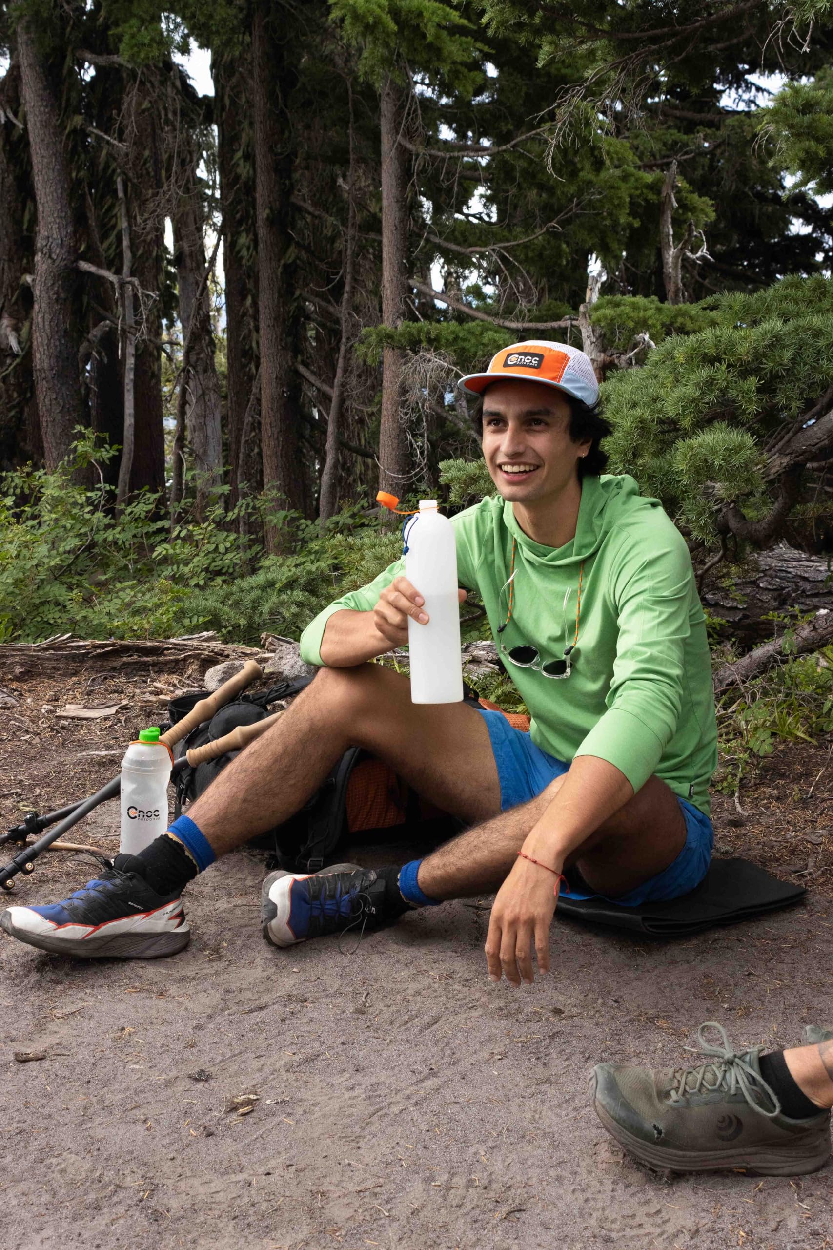 Ounce and milliliter measurement lines on ThruBottle