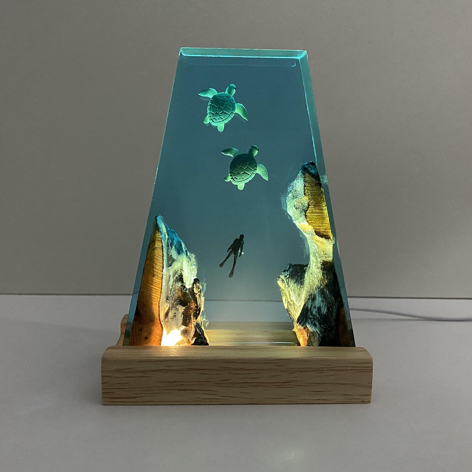 USB powered ocean night light with two turtles and a diver