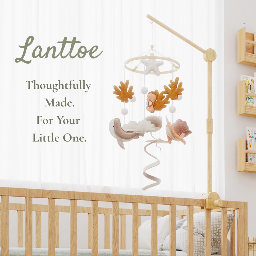 Layered hanging pieces to help visual tracking for newborns