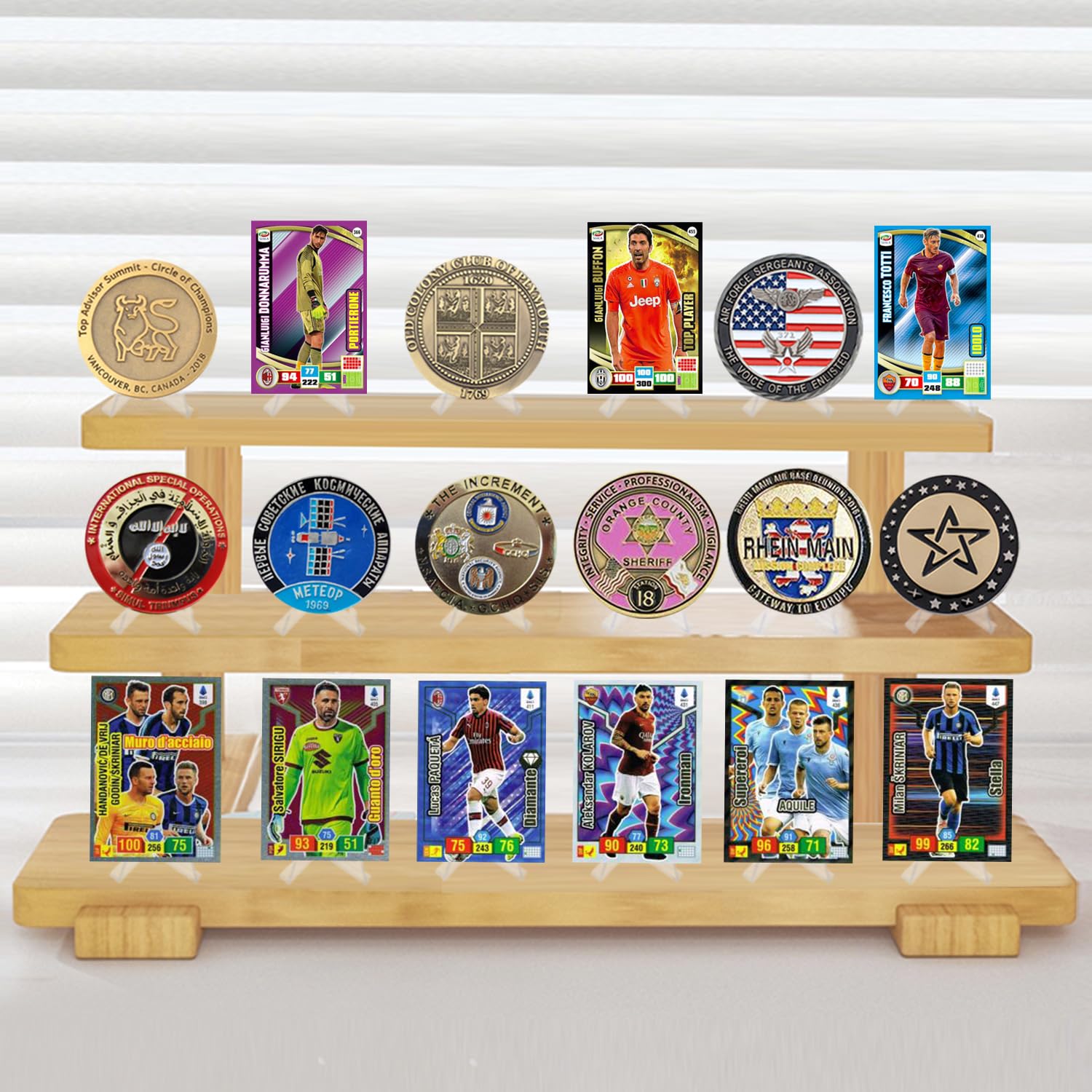 Compact portable stand suitable for collectibles