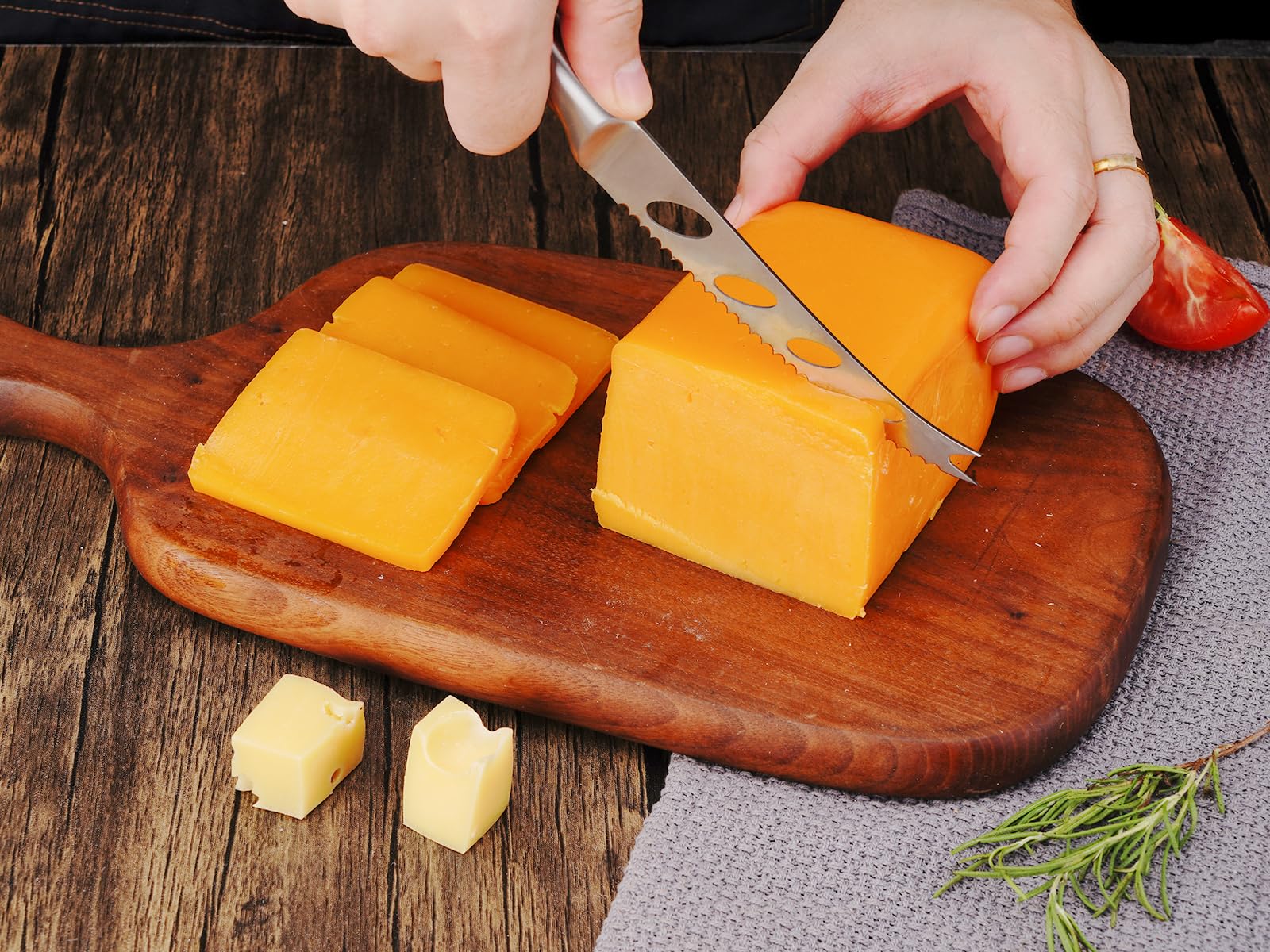 CUT-OUT blade design reduces sticking WELLSTAR cheese knife