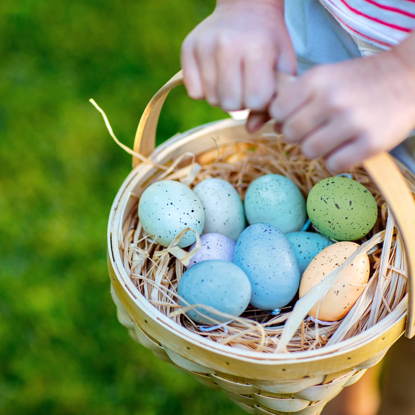 Wreath garland easter tree decor with speckled eggs