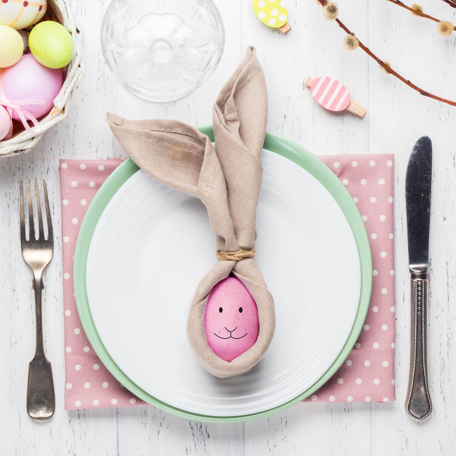 Centerpiece display using Winlyn speckled foam eggs