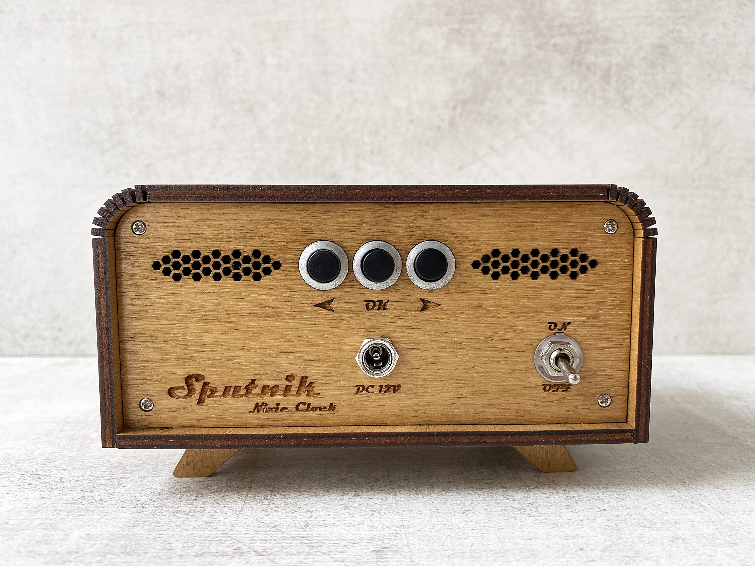 Date indicator feature on Nixie vintage clock IN-12