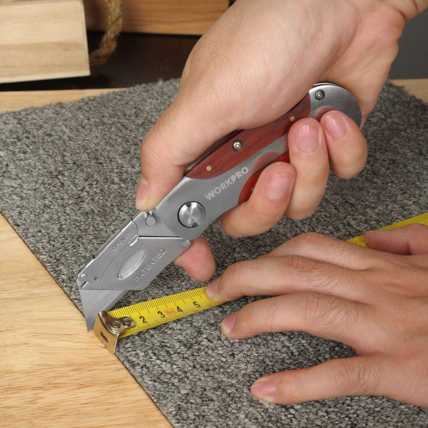 Carrying the WORKPRO utility knife with belt clip on the go