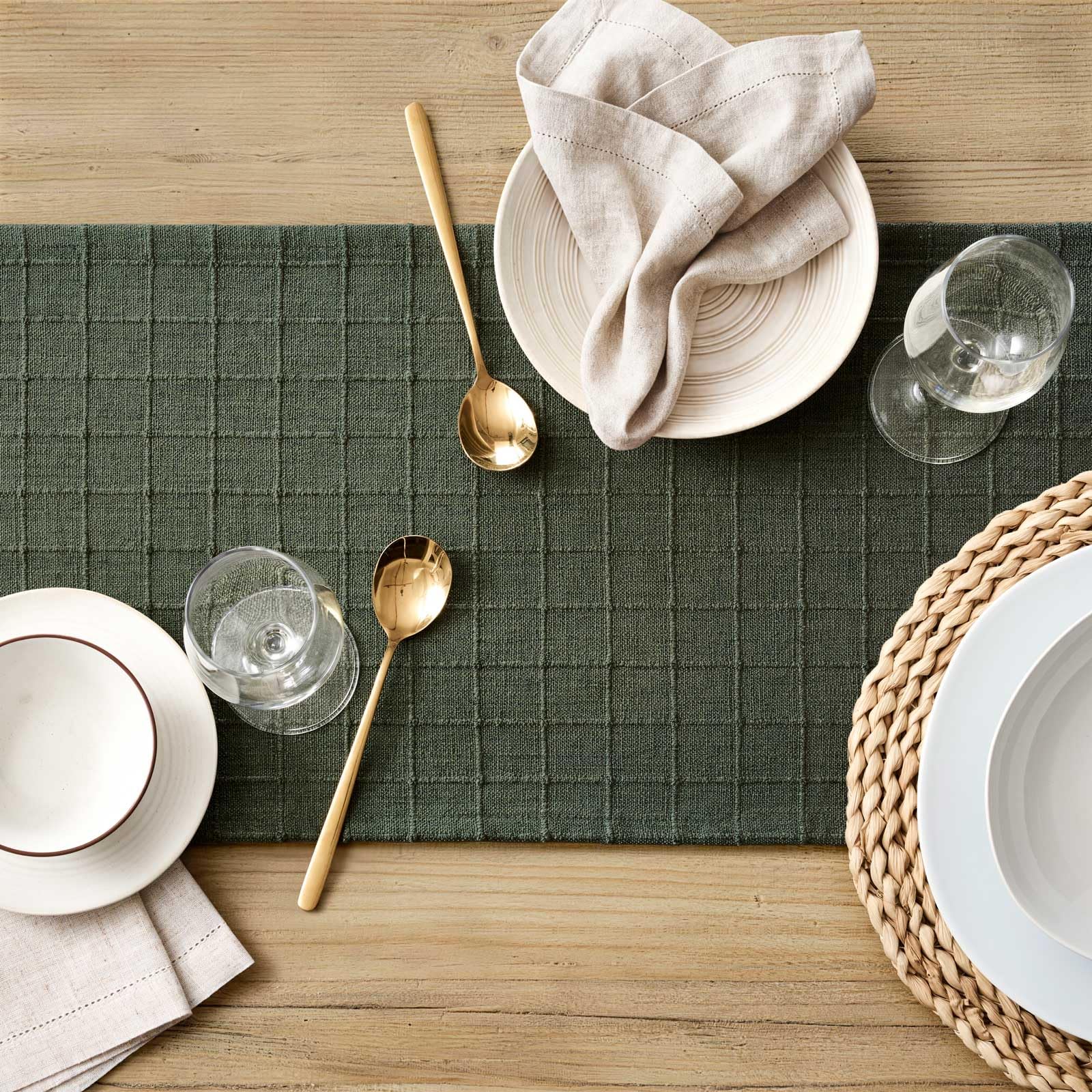 Wrinkle resistant table runner with smooth drape